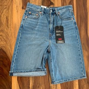LEVI’S HIGH WAIST LOOSE SHORTS SIZE 26